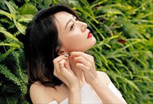 高圆圆穿得越简单越美,一袭纯白色长裙配大红唇,精致又优雅-沐风文化