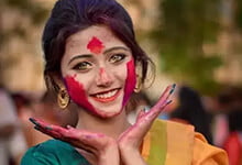 印度洒红节走红的女孩是谁?是高种姓吗?-沐风文化