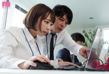 MIDV-246 悲剧NTR！巨乳同居女友「宍戸里帆」跟帅哥前辈天天在公司打炮！-沐风文化